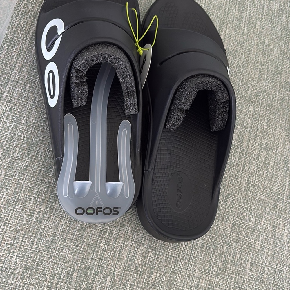 New OOFOS Black Slip-Ons M10 W12